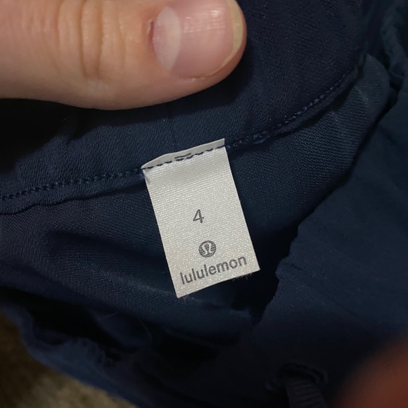 SOLD - On the fly 7/8 lululemon pant - Picture 4 of 4